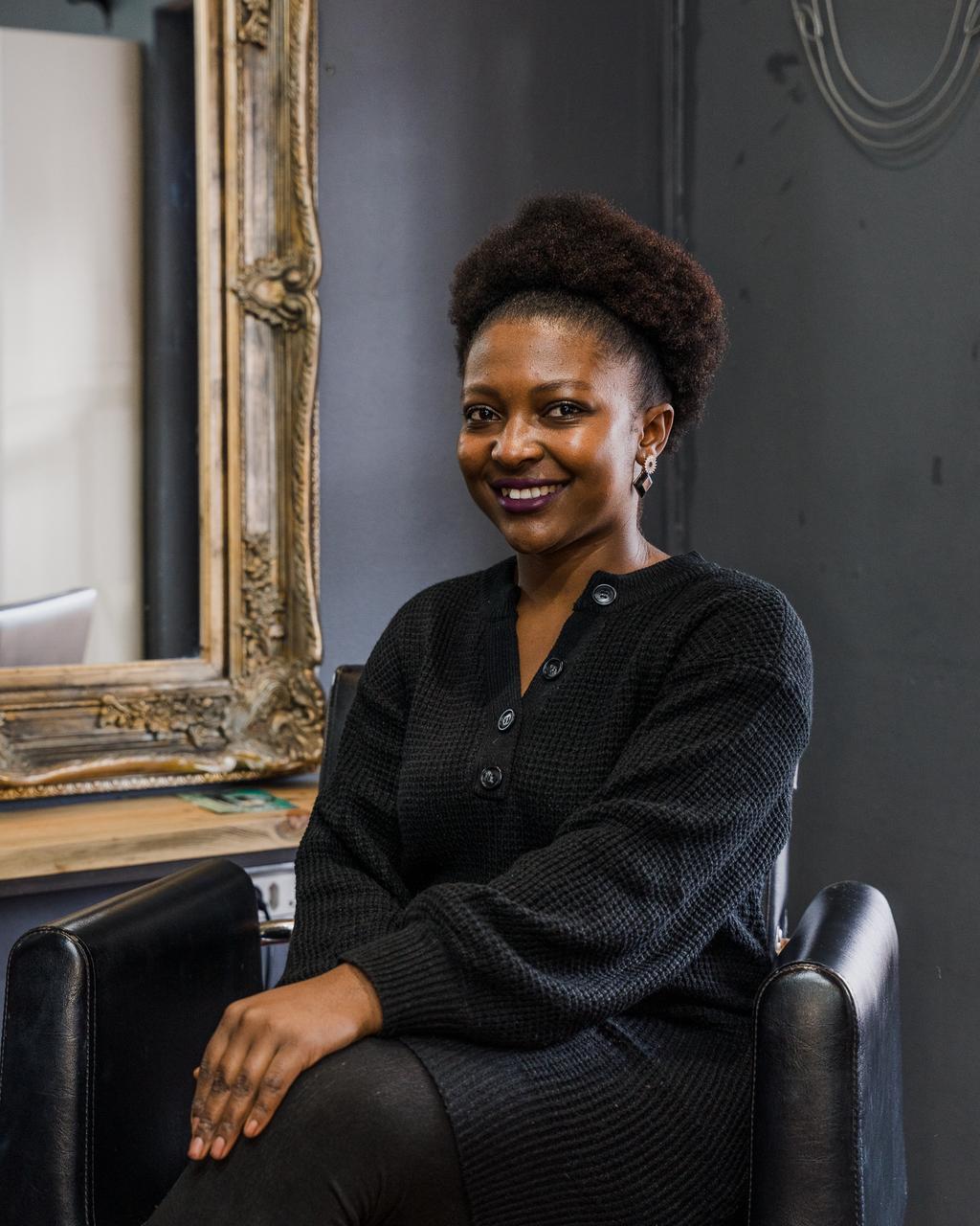 Thando, salon operator